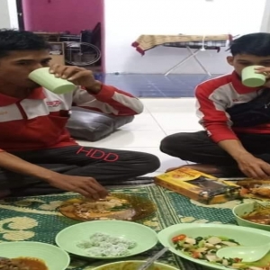 Gigih Bekerja Hingga Waktu Maghrib, Keluarga Ini Jemput 'Abang Posmen' Berbuka Puasa Sekali