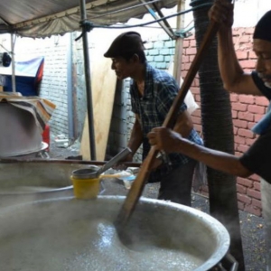 Biar Betul! Pelanggan Beratur Dari 9 Pagi, Bubur Lambuk Pak Hassan Jadi Fenomena..