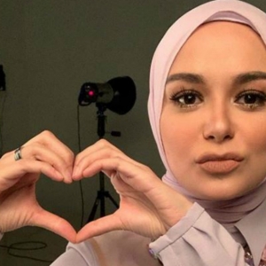 Sarah Hildebrand Pegang Anjing, 'Ustaz' Dan 'Ustazah' Berdebat Di Ruangan Komen