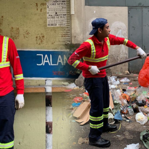 Dari Penyampai Radio, Haniff Hamzah Jadi Pengutip Sampah Alam Flora Pula!