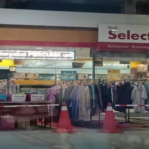 "Seriuslah! Free Je Baju Ni Semua" - Stesen Minyak Ini Beri Pakaian Percuma Sempena Ramadan