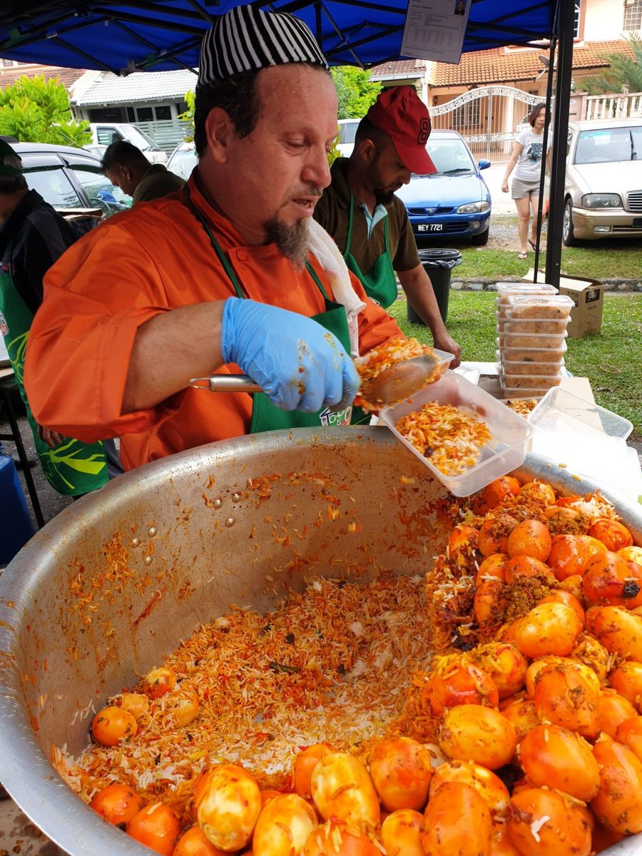 Beratur Panjang Gila! Lamb Shank Chef Ammar Menjadi Fenomena Di Bazar