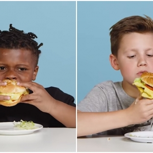 Reaksi Kanak-kanak Mat Saleh Cuba Burger Ramly, Alamak Terliur Pula Kita!