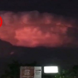 Objek Seperti Mangkuk Merah Terapung Di Langit Phuket