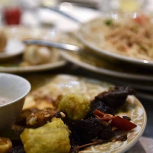 Hidang Ayam Berulat Pada Pelanggan, Restoran Diarah Tutup