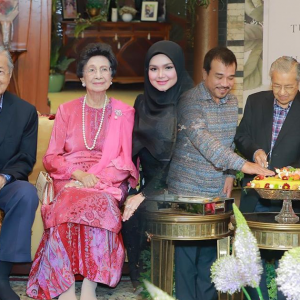 'DS Siti Rai Ulang Tahun Perkahwinan Tun M, Kenapa PM Dulu Tak Buat Majlis?' - Netizen