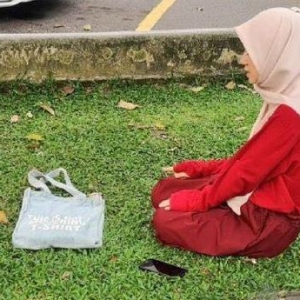 Bukan Niat Tunjuk Alim, Gadis Tular Solat Atas Rumput