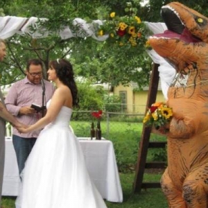 Pengapit Hadiri Majlis Perkahwinan Kakak Pakai Kostum T-Rex