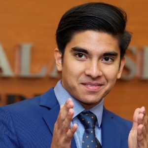 "Mana Nak Cari Menteri Sambut Birthday Pilot Dia" - YB Syed Saddiq Dipuji Buat Kejutan Pada Staf