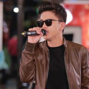 "Panggil Saja Dia Sebagai R" - Haqiem Rusli Bercinta Gadis Mat Saleh?