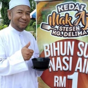 Harga Semua Makanan Hanya RM1, Semoga Bisnes Pakcik Ini Makin Maju..