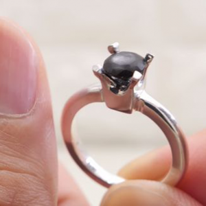 Lelaki Buat 'Cincin Berlian' Dari Kuku Sendiri Untuk Melamar Kekasih! Kagum Tak?