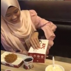 Tak Pernah Ada Telefon Bimbit Sendiri, Ibu Bapa Hadiahkan iPhone11 Dalam Kotak KFC