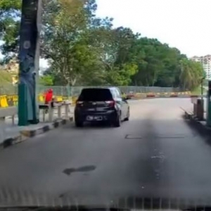 Sedapnya Je Myvi Mencilok Kat Palang Tu, 'Taknak Bayar Tol Punya Pasal'