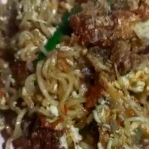 Geli, Pengotor! Restoran Hidang Mi Segera Berulat. 'Nak Bunuh Pelanggan Ke?'