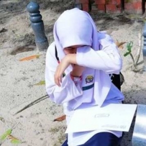 "Jika Mama Di Sini Pasti Bangga" - Kisah Murid 6A UPSR Ke Pusara Ibu Sentuh Hati Warganet