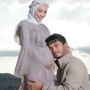 Wawa Dan Aeril Bakal Timang Anak Perempuan, Beri Nama Sempena Masjid Di Turki