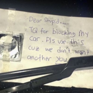 Kereta Kena Blok, Lelaki Selit Nota Sekali Dengan Kondom, "Baru Boleh Fikir Agaknya'