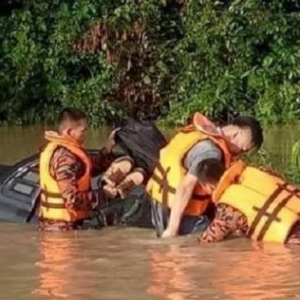 "Nak Redah Banjir, Sekali Tak Lepas" - Lelaki Terkurung 2 Jam Dalam Kereta