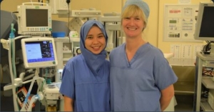 Hebat, Doktor Dari Malaysia Perkenal Tudung Pakai Buang Pertama Di UK