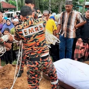 Bomba Bantu Turunkan Jenazah 200 KG Ke Liang Lahad