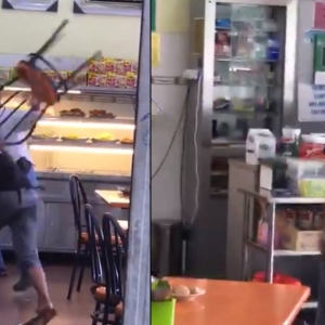 Lelaki Mengamuk Di Kedai Mamak Tunjuk Samseng, Baling Kerusi
