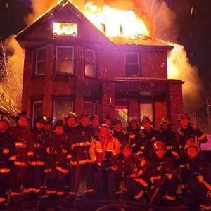 Tuan Rumah Bengang Bomba Selfie Ramai-ramai Depan Rumah Terbakar