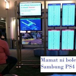 Macam Rumah Sendiri! Mamat Ni Selamba Sambung PS4 Pada Monitor Lapangan Terbang