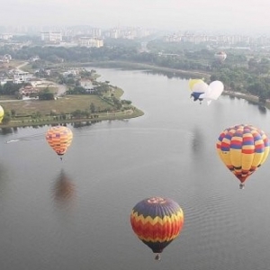 Seronoknya Tengok Belon Udara Panas Terapung Di Langit Putrajaya