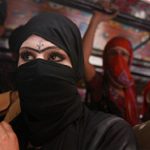 Transgender Pakistan Mati Didera Polis Arab Saudi?