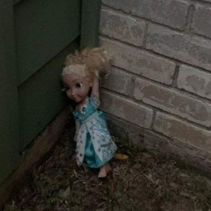 Menyeramkan! Anak Patung Elsa Pulang Ke Rumah Setelah 2 Kali Dibuang