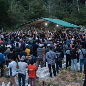 "Ramai Sayang Kau Bam" - Ratusan Jemaah Seperti Solat Jumaat Ketika Solat Jenazah Abam Bocey