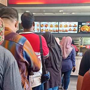 Beratur Beli KFC Pun Kena Kecam, Teruknya Mentaliti Orang Kita