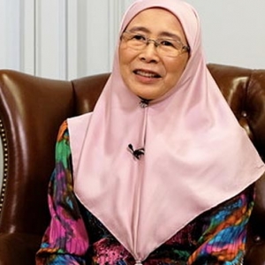 Tangisan Kakitangan Iringi Pengunduran Wan Azizah