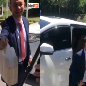 Dr Maszlee Bagi Minuman Kepada Petugas Media Di Luar Istana