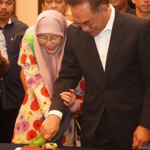 Romantis Potong Kek Ulang Tahun, Ada Yang Sebak Tengok Gambar Anwar Dan Kak Wan