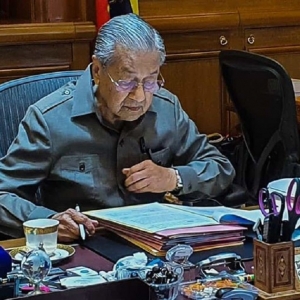 Tun M Dikuarantin Lepas Bergambar Dengan Individu Positif Covid-19