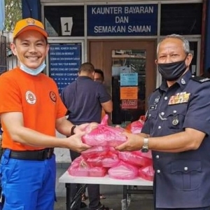 Tak Perlu Memekak Minta Bantuan Kerajaan, Netizen Dedah Cara Adam Shahz Lawan Covid-19