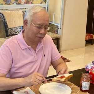 "Benda Rare Zaman PKP Ni. Syukur" -  Sarapan Roti Gardenia, Najib Buat Warga Maya Terliur