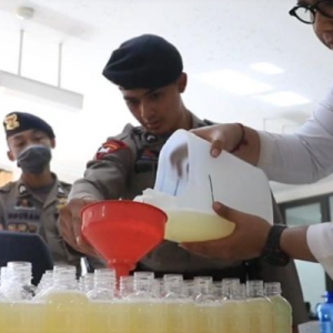 Tak Cukup Bekalan, Bali Hasilkan Hand Sanitizer Dari Arak Tempatan