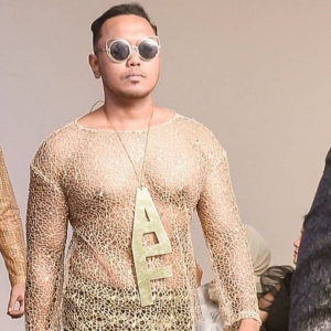 "Dia Buat Lagi Baju Melayu Nampak Nenen, Ini Ke Baju Akhir Zaman Tu?" - Netizen