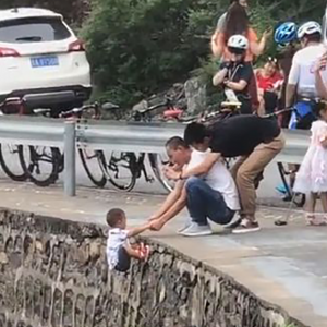 Gantung Anak Di Tebing Curam Demi Sekeping Gambar