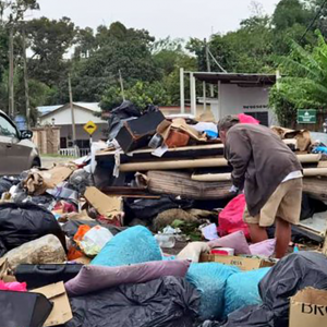 Gelandangan Selongkar Timbunan Sampah Cari Topeng Takut Disaman