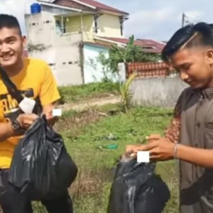 Disangka Daging Korban, YouTuber Beri Bungkusan Sampah Pada Makcik