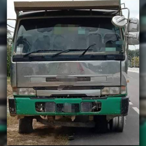 Maut Dirempuh Lori Pecah Tayar Ketika Baik Pulih Lampu Isyarat