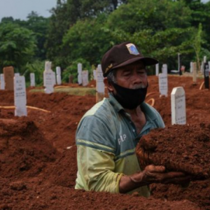 Ingkar SOP Covid-19, Pesalah Didenda Menggali Kubur