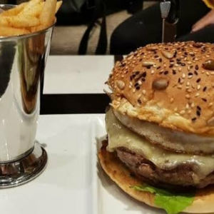 Nak Mengorat Punya Pasal, Sekali Kena Bayar RM460 Untuk Sebiji Burger!