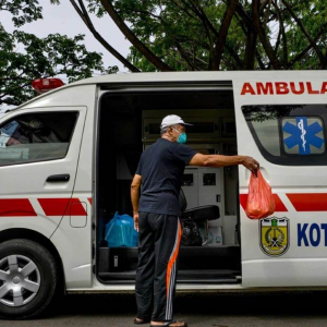 Wanita Positif Covid-19 'Terjun' Dari Ambulans, Kabur Bersama Penunjuk Perasaan