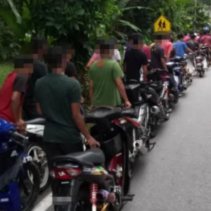 Padan Muka! Sejam Tolak Motosikal 'Berjemaah' Ke Balai