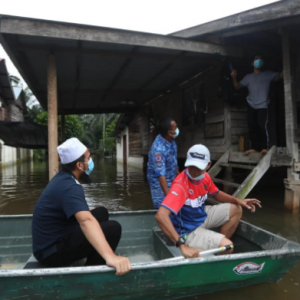 Ustaz Ebit Lew Lawat Mangsa Banjir, Sumbang Tilam Dan Wang Tunai